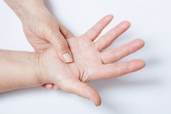 Оніміння рук – один із симптомів поперекового остеохондрозу
