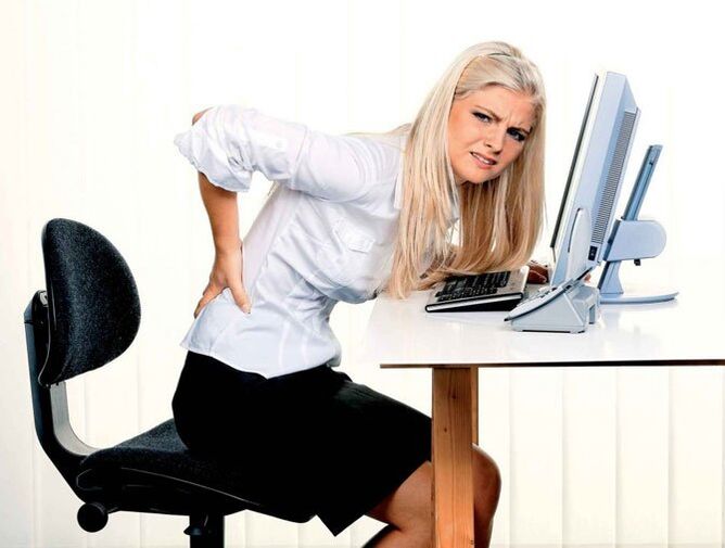 у дівчини болить спина